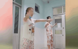 Video: Nữ bệnh nhân COVID-19 tại Bệnh viện dã chiến Củ Chi vui nhộn với bài tập nhẹ