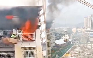 Video: Dùng cần cẩu cứu cậu bé kẹt trong căn hộ tầng 7 đang bốc cháy
