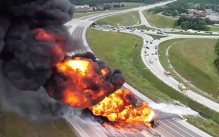 Video: Xe bồn chở nhiên liệu cày dải phân cách, trở thành 'quả bom lửa' trên cao tốc