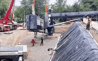 Video: Đứt cáp cần cẩu, 2 người suýt bị thiết bị 68 tấn đè bẹp 'như ép chuối'