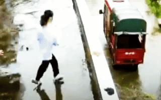 Video: Người mẹ cứu con gái trượt chân rơi xuống từ tòa nhà