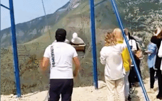 Video: Đang chơi xích đu 2 cô gái rơi khỏi vách núi