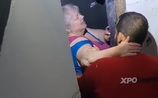 Video: Dùng búa tạ đập tường cứu người phụ nữ kẹt trong căn nhà ngập lũ ở Bỉ