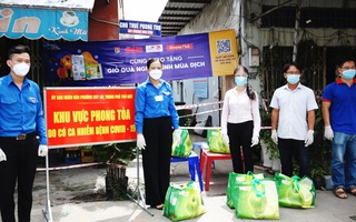 Thêm 1.300 giỏ quà nghĩa tình trao tay người dân ở khu phong tỏa
