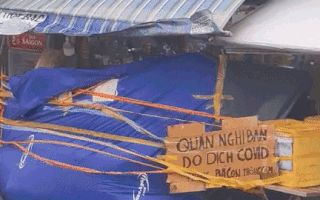 Video: Mưa lớn, biển quảng cáo hàng tấn đổ sập, quật ngã chốt kiểm dịch ở TP.HCM
