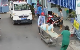 Video: Công an phường khẩn cấp đưa sản phụ mang song thai đến bệnh viện sinh