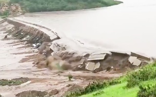 Video: Hai con đập ở Trung Quốc bị vỡ sau mưa lớn, hơn 16.000 người bị ảnh hưởng