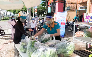 Video: Nhiều đơn hàng mua rau củ qua kênh online, bưu cục giao không kịp