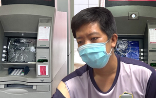 Video: Tức giận máy không nhận thẻ, đập bể 2 màn hình ATM