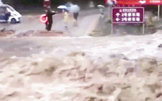Video: Khốc liệt mưa lũ nhiều nơi ở Trung Quốc, cứu hộ nghẹt thở giành lấy từng sinh mạng