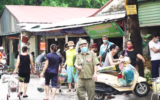 Video: Chợ 'quá tải' trong ngày đầu giãn cách ở Hà Nội