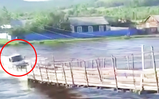 Video: Khoảng khắc cầu sập, nước lũ cuốn trôi chiếc xe tải xuống sông