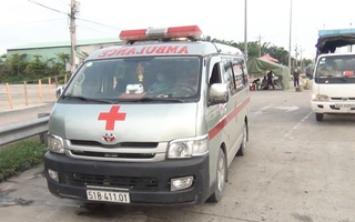 Video: Dùng xe cứu thương chở khách từ TP.HCM về Vĩnh Long, khi đến chốt kiểm dịch thì bị phát hiện