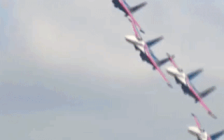 Video: Xem phi đội 'Hiệp sĩ Nga' lái máy bay chiến đấu nhào lộn trên bầu trời