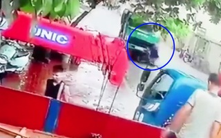 Video: Sang đường thiếu quan sát, người đàn ông mất đi mạng sống trong phút chốc