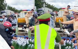 Video: CSGT phát xăng, thực phẩm cho hàng trăm người về quê theo đường Hồ Chí Minh
