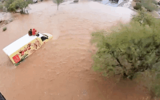 Video: Trực thăng giải cứu 2 người kẹt trên nóc ôtô sau nhiều ngày mưa bão ở Mỹ