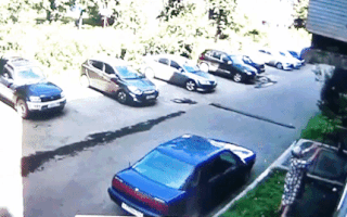 Video: Người phụ nữ lớn tuổi chạy tới đỡ bé trai rơi từ cửa sổ tòa nhà