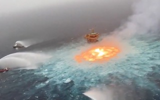 Video: Đường ống dầu bốc cháy kinh hoàng ngoài khơi vịnh Mexico