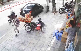 Video: Vào cửa hàng tạp hoá cướp đồ rồi bỏ chạy ở Hà Nội