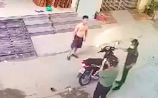 Video: Cởi trần, không đeo khẩu trang, đứng trước nhà tập thể dục bị công an mời về phường