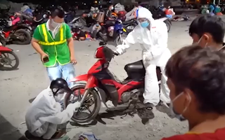 Video: Thức trắng đêm sửa xe giúp bà con từ TP. HCM về quê