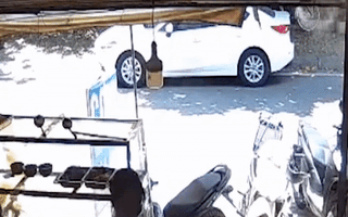 Video: Tài xế mở cửa ôtô gây tai nạn, người nhà nạn nhân đăng video yêu cầu bồi thường
