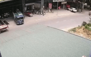 Video: Chồng lái xe tải tông đuôi xe đỗ bên đường, vợ chết, con bị thương nặng