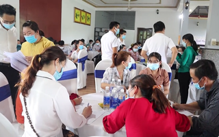 Video: Hơn 100 người dự sự kiện bất động sản giữa mùa dịch ở Đồng Xoài