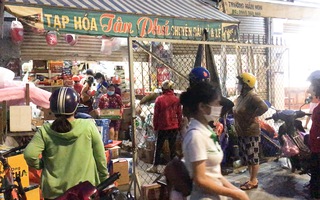 Video: 0h 6-7 phong tỏa phường Tân Phú, TP Thủ Đức; Nhiều người dân mua hàng hóa trước giờ 'G'