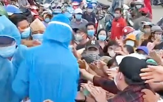 Video: Hàng trăm người tranh nhau vì giấy xét nghiệm COVID-19 tại chợ Bình Điền