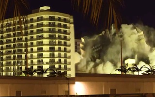 Video: Đánh sập phần còn lại của tòa nhà ở Surfside, Florida để tìm người mất tích
