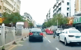 Video: Ôtô đang chạy bất ngờ phát nổ rồi bốc cháy ở Trung Quốc