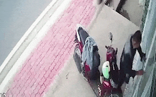 Video: Nghi phạm cột trái cửa, ‘nhốt’ khổ chủ để lấy trộm xe tay ga ở Bình Chánh