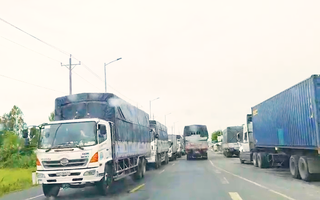 Video: Kẹt xe hơn 2km do An Giang yêu cầu tài xế âm tính mới được qua chốt
