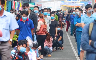Video: Người dân lại xếp hàng dài xét nghiệm COVID-19 để lấy 'giấy thông hành'