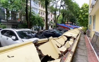 Video: Hiện trường cả dãy tường rào trường mầm non đổ sập, đè bẹp nhiều ô tô