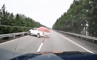 Video: Xe bán tải rơi bánh trên cao tốc, bắn lên không trung như hỏa tiễn