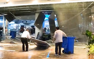 Video: Trần nhà trung tâm mua sắm đổ sập, khách hàng bỏ chạy tán loạn