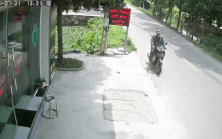 Video: Người đàn ông vứt xe máy, thoát cú tông trực diện do tài xế ngủ gật