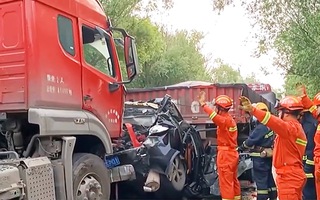 Video: Cưa chiếc xe hơi bị vò nát dưới gầm xe tải cứu cặp vợ chồng gặp nạn
