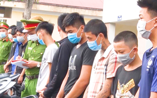 Video: Bắt hơn 20 thanh niên mang dao phóng lợn 'chọc ghẹo' phụ nữ đi đường