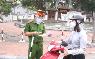 Video: Hà Nội điều chỉnh công văn siết chặt giấy đi đường