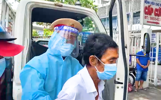 Video: Cha lên cơn nhồi máu cơ tim, 'cứu giúp cha tôi', CSGT lập tức chở đến Bệnh viện Chợ Rẫy