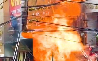 Video: Khoảnh khắc người đàn ông leo lên tầng nhà đang cháy giải cứu 2 bé gái ở Sa Pa
