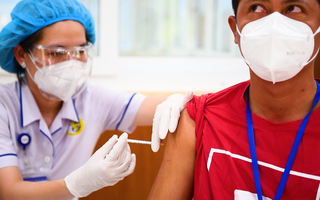 Video: TP.HCM đã tiêm hơn 3,1 triệu liều vắc xin trong 21 ngày qua, Phú Nhuận cao nhất, Bình Tân thấp nhất