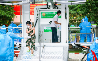 Video: Cận cảnh ‘siêu xe’ tiêm vắc xin lưu động ở TP.HCM