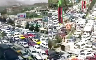 Video: Cuộc tháo chạy khỏi Afghanistan, ô tô bỏ đặc trên đường, hàng ngàn người đu bám máy bay