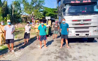 Video: Xe container chạy không đúng lộ trình đăng ký, còn lén chở 6 người 'đi mua dừa'