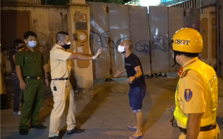Video: Người đàn ông nước ngoài không đeo khẩu trang, lớn tiếng, ưỡn ngực thách thức cảnh sát ở quận 1